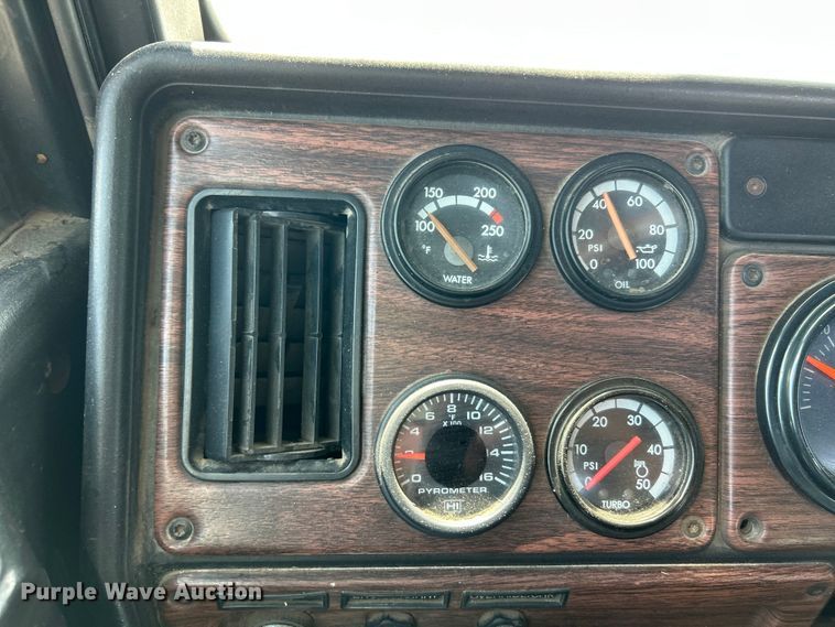 image for item FC2704 2000 Freightliner FLD semi truck