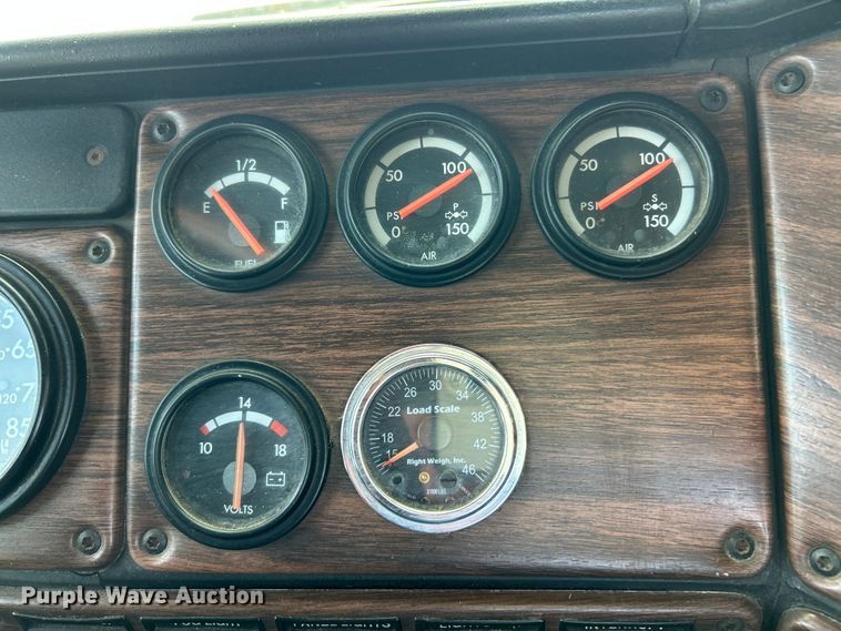 image for item FC2704 2000 Freightliner FLD semi truck