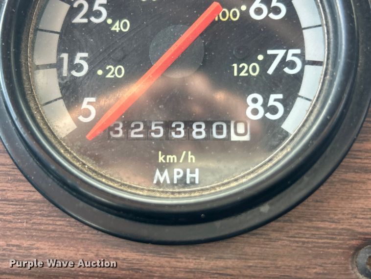 image for item FC2704 2000 Freightliner FLD semi truck