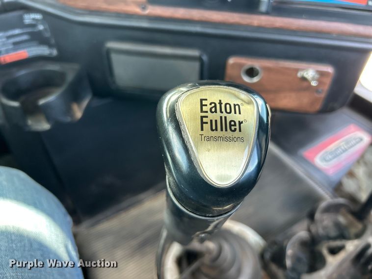image for item FC2704 2000 Freightliner FLD semi truck