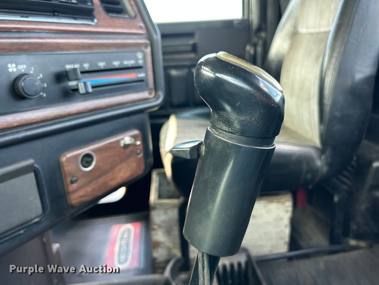 image for item FC2704 2000 Freightliner FLD semi truck