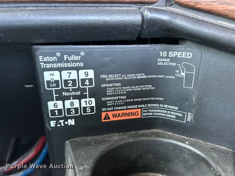 image for item FC2704 2000 Freightliner FLD semi truck