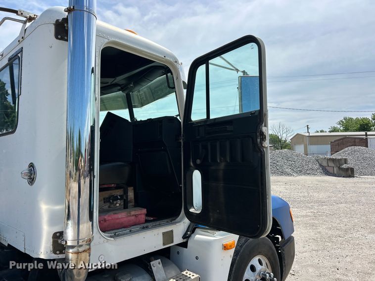 image for item FC2704 2000 Freightliner FLD semi truck