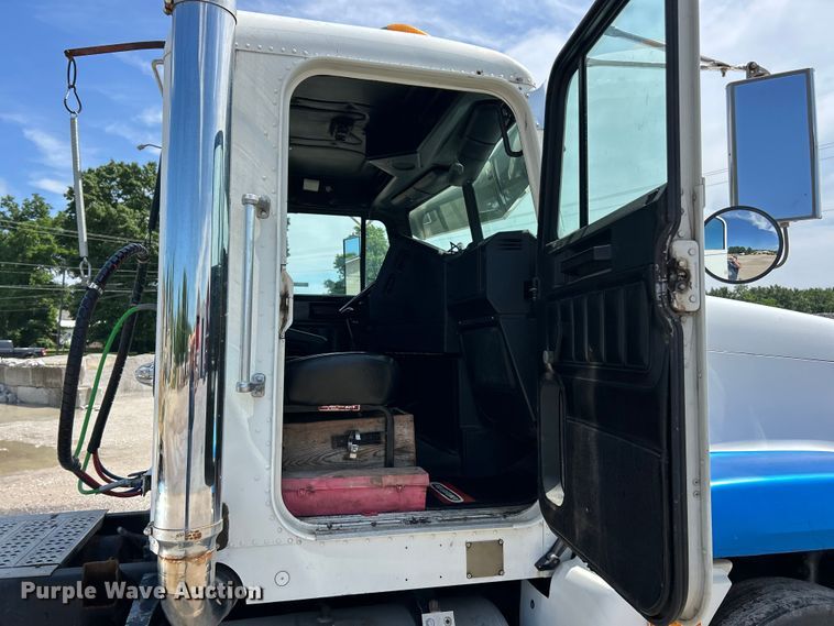 image for item FC2704 2000 Freightliner FLD semi truck