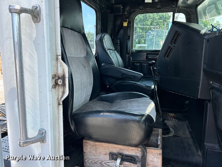 image for item FC2704 2000 Freightliner FLD semi truck