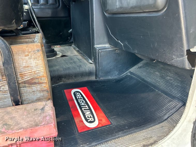 image for item FC2704 2000 Freightliner FLD semi truck