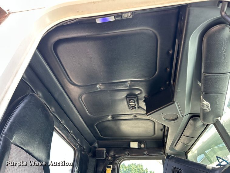 image for item FC2704 2000 Freightliner FLD semi truck