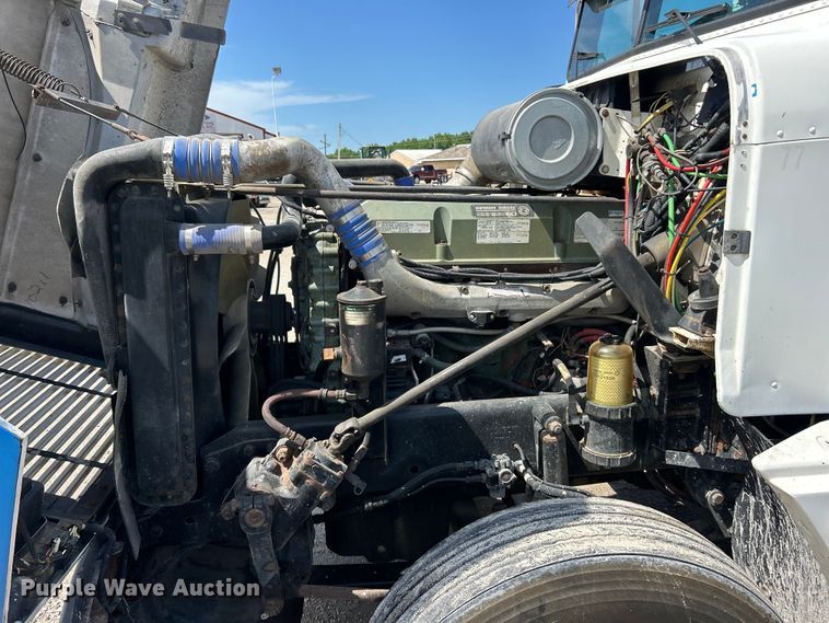 image for item FC2704 2000 Freightliner FLD semi truck
