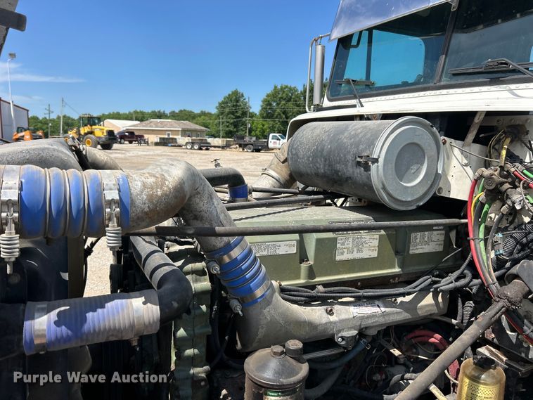 image for item FC2704 2000 Freightliner FLD semi truck