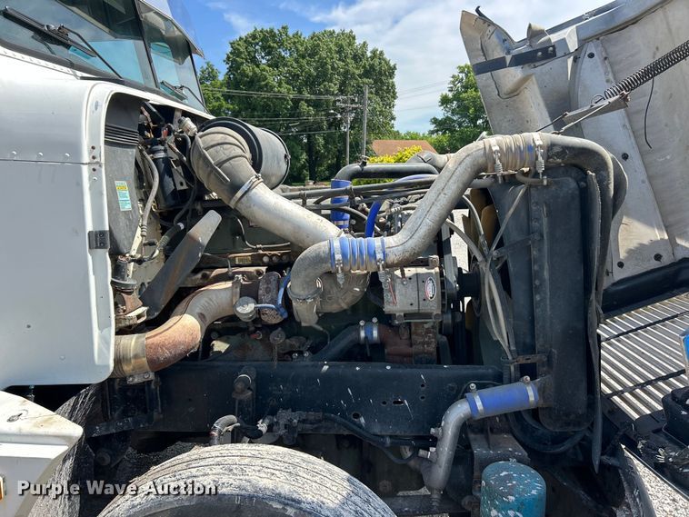 image for item FC2704 2000 Freightliner FLD semi truck