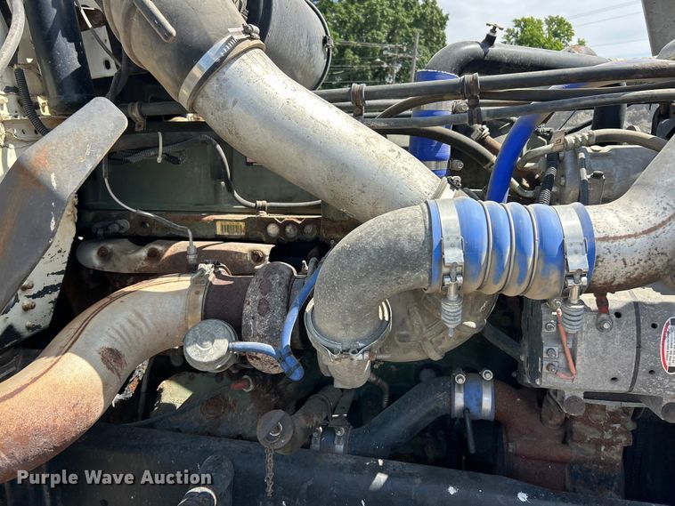 image for item FC2704 2000 Freightliner FLD semi truck