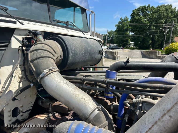 image for item FC2704 2000 Freightliner FLD semi truck