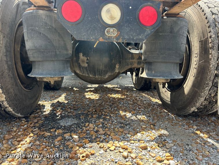 image for item FC2704 2000 Freightliner FLD semi truck