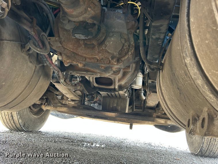 image for item FC2704 2000 Freightliner FLD semi truck