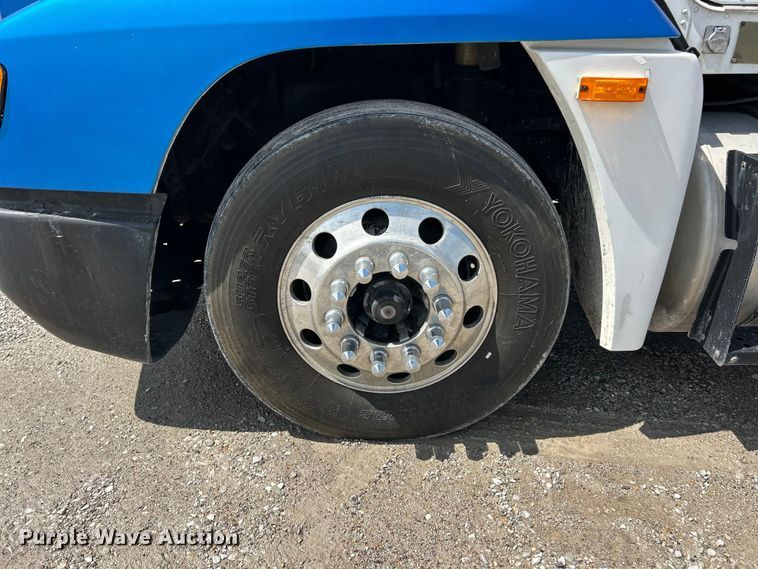 image for item FC2704 2000 Freightliner FLD semi truck