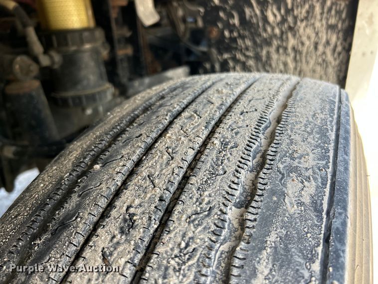 image for item FC2704 2000 Freightliner FLD semi truck