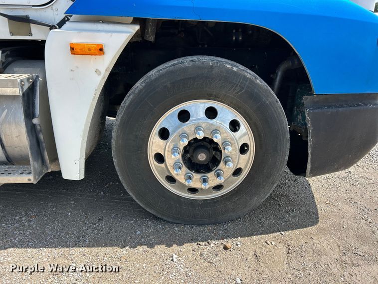 image for item FC2704 2000 Freightliner FLD semi truck