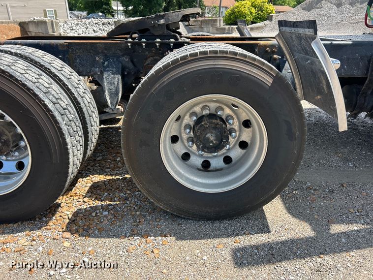 image for item FC2704 2000 Freightliner FLD semi truck