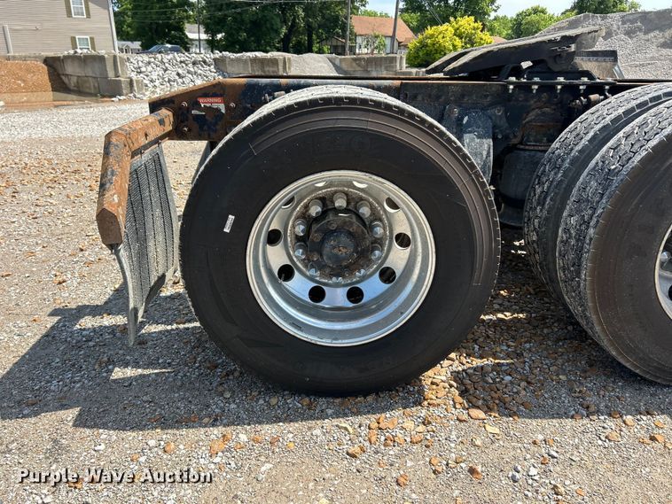 image for item FC2704 2000 Freightliner FLD semi truck