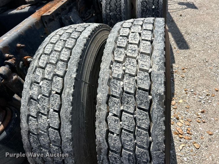 image for item FC2704 2000 Freightliner FLD semi truck