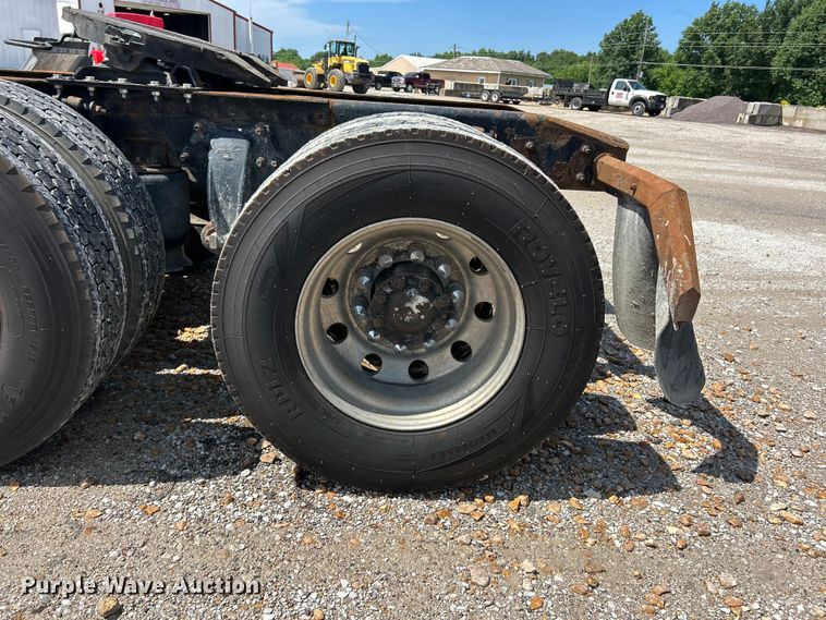 image for item FC2704 2000 Freightliner FLD semi truck
