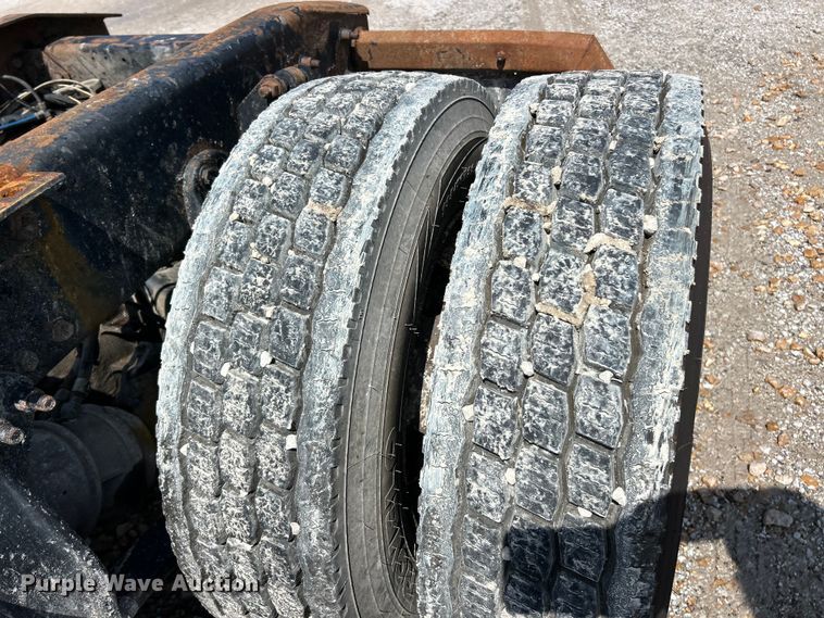 image for item FC2704 2000 Freightliner FLD semi truck