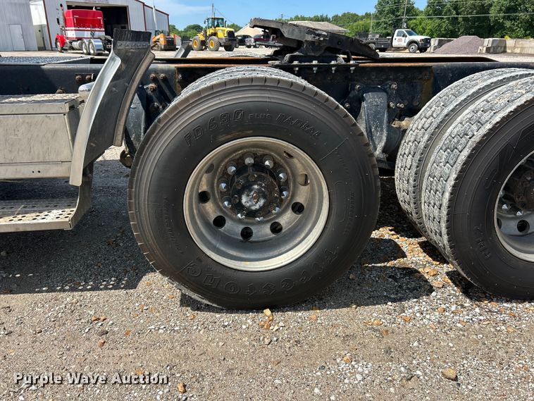 image for item FC2704 2000 Freightliner FLD semi truck