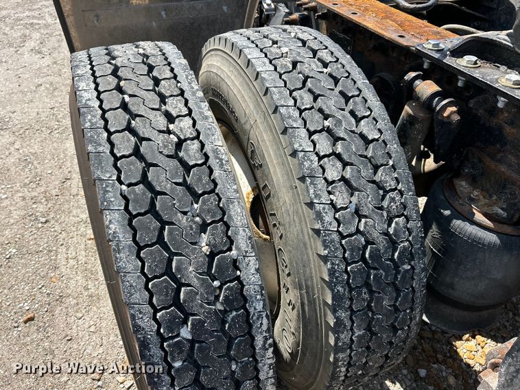 image for item FC2704 2000 Freightliner FLD semi truck