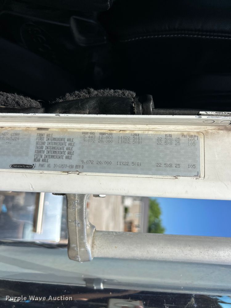 image for item FC2704 2000 Freightliner FLD semi truck