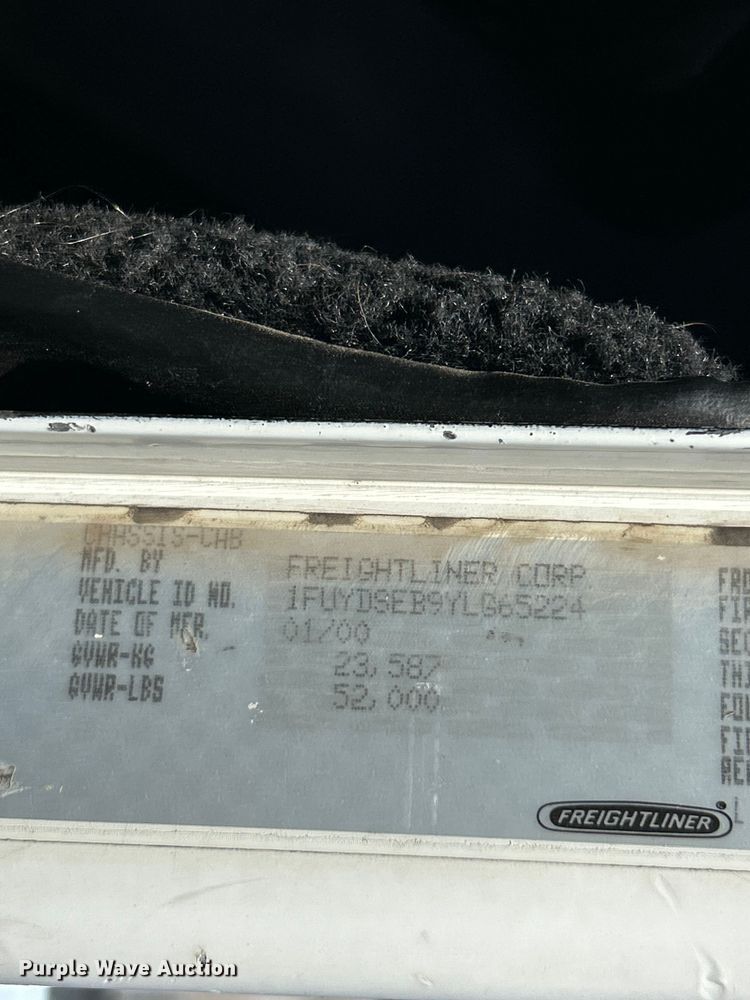 image for item FC2704 2000 Freightliner FLD semi truck