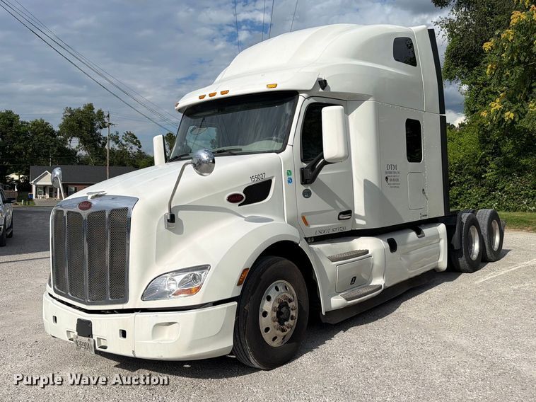 image for item FC3139 2020 Peterbilt 579 semi truck