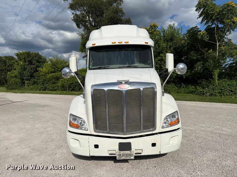 image for item FC3139 2020 Peterbilt 579 semi truck