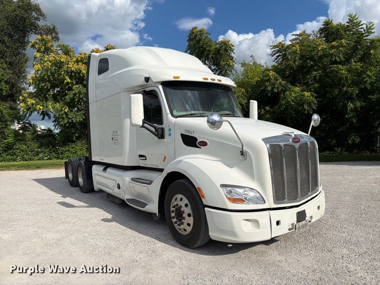image for item FC3139 2020 Peterbilt 579 semi truck