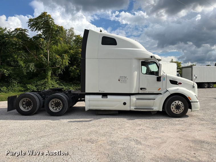 image for item FC3139 2020 Peterbilt 579 semi truck