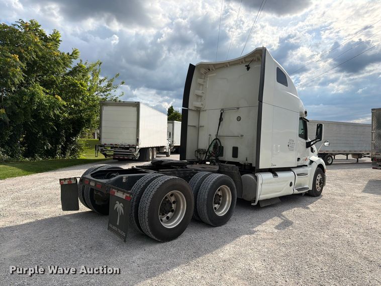 image for item FC3139 2020 Peterbilt 579 semi truck