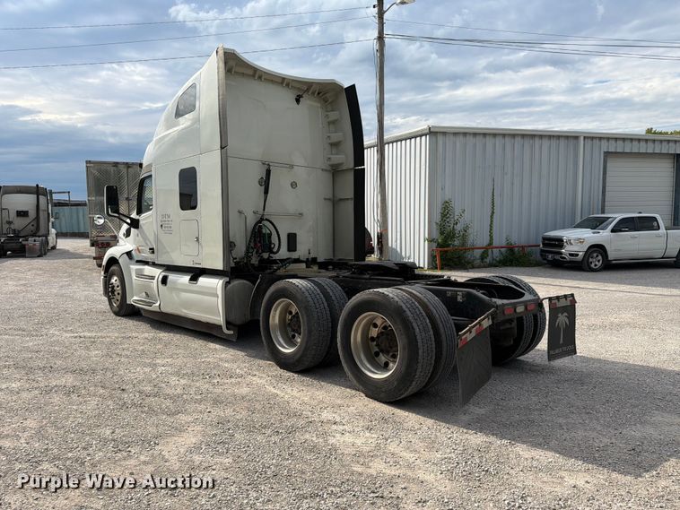 image for item FC3139 2020 Peterbilt 579 semi truck