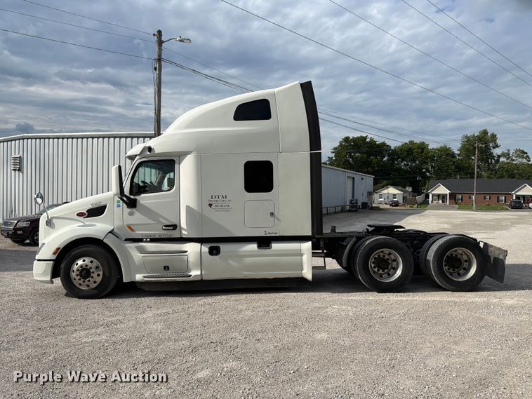 image for item FC3139 2020 Peterbilt 579 semi truck