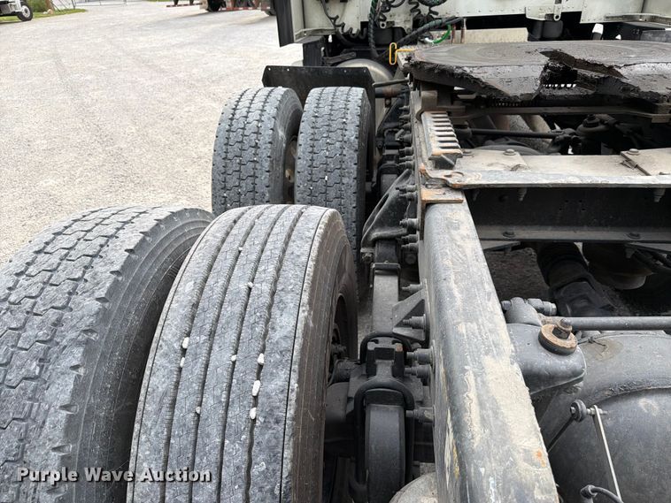 image for item FC3139 2020 Peterbilt 579 semi truck