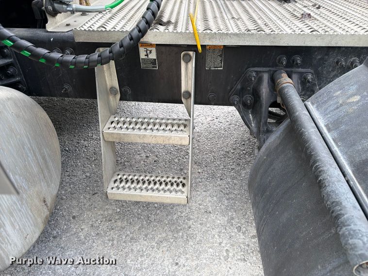 image for item FC3139 2020 Peterbilt 579 semi truck