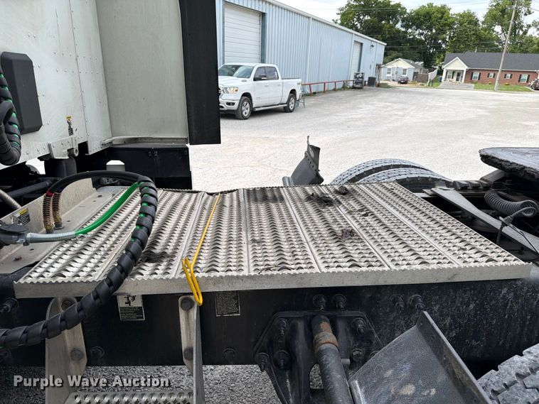 image for item FC3139 2020 Peterbilt 579 semi truck