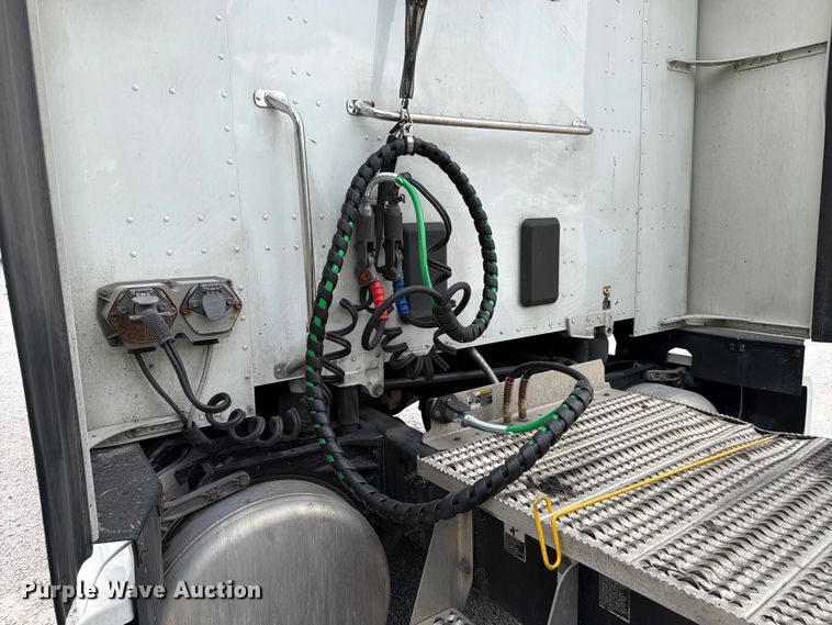 image for item FC3139 2020 Peterbilt 579 semi truck