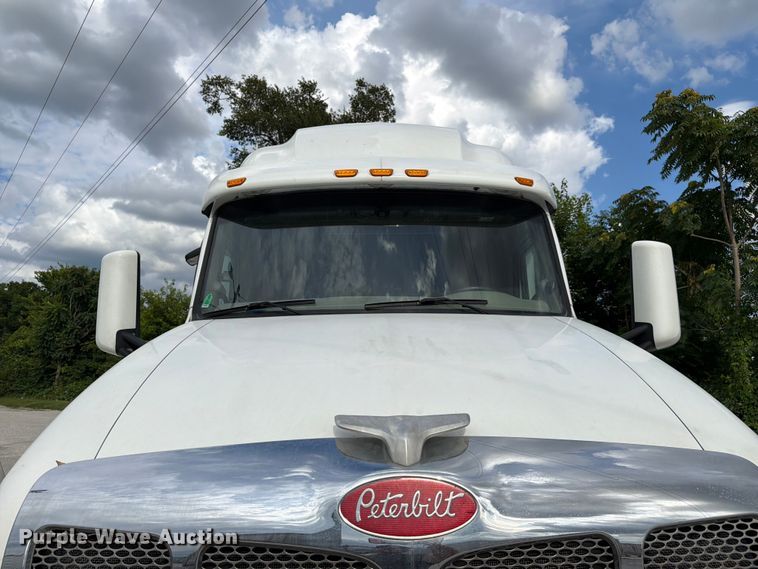 image for item FC3139 2020 Peterbilt 579 semi truck