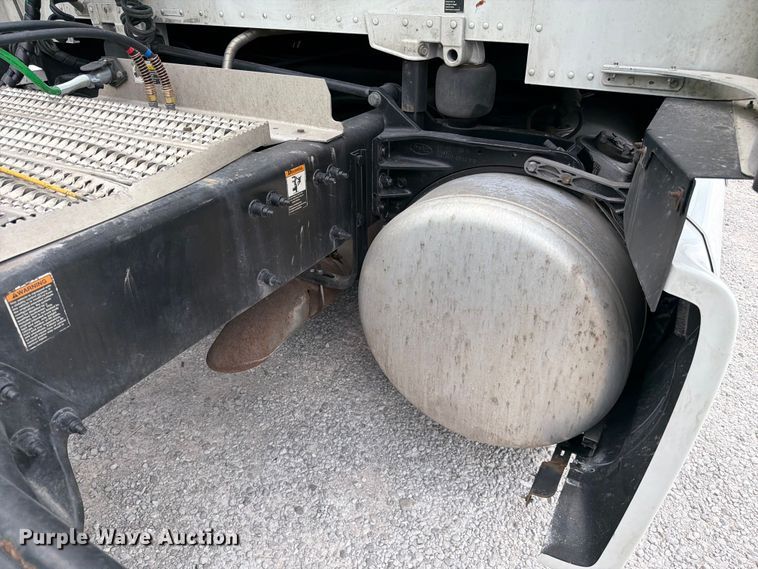 image for item FC3139 2020 Peterbilt 579 semi truck
