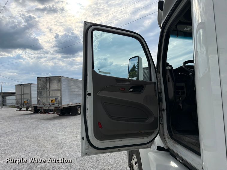 image for item FC3139 2020 Peterbilt 579 semi truck