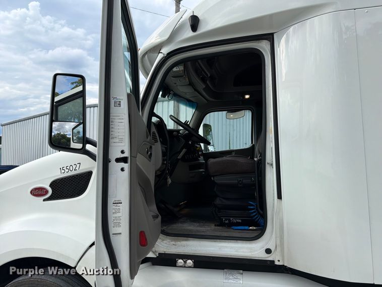 image for item FC3139 2020 Peterbilt 579 semi truck