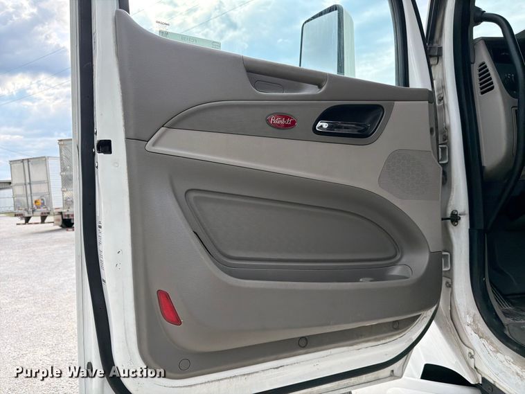 image for item FC3139 2020 Peterbilt 579 semi truck