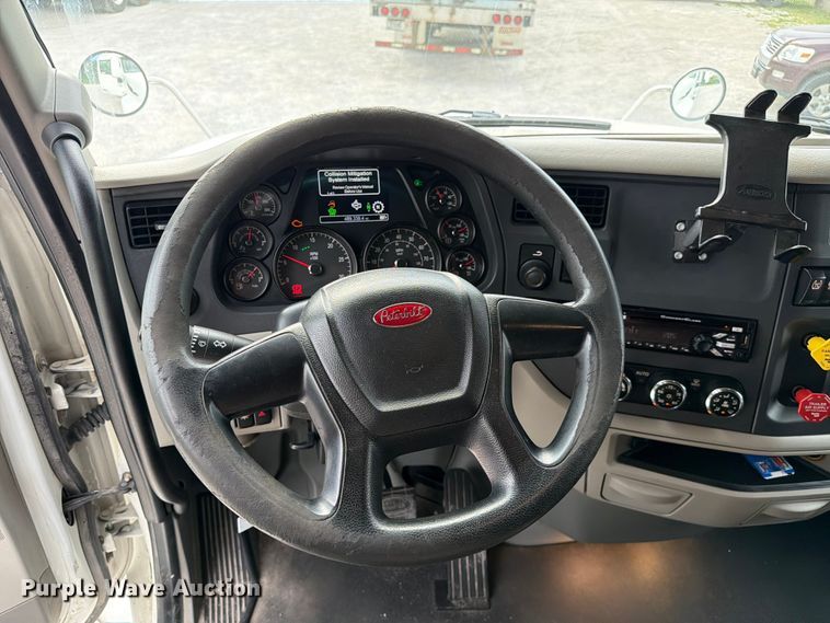 image for item FC3139 2020 Peterbilt 579 semi truck