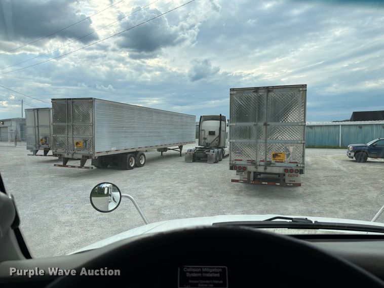 image for item FC3139 2020 Peterbilt 579 semi truck