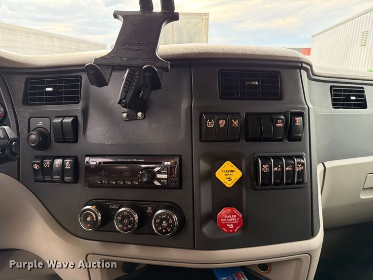 image for item FC3139 2020 Peterbilt 579 semi truck