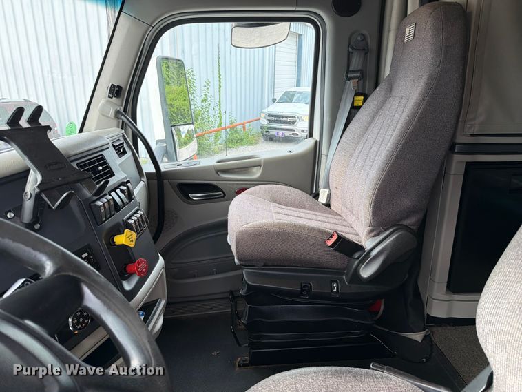 image for item FC3139 2020 Peterbilt 579 semi truck